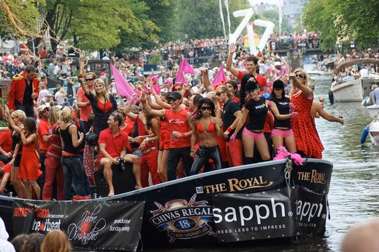 1. Cuộc diễu hành đồng tính Amsterdam - Thành phố Amsterdam là điểm diễn ra một trong những cuộc diễu hành đồng tính lớn nhất châu Âu.