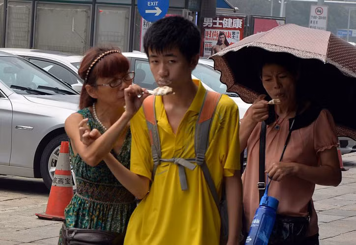 Một gia đình ở Bắc Kinh ăn kem để hạ nhiệt.