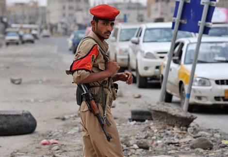 Một binh sĩ Yemen đi tuần trên con đường dẫn tới Đại sứ quán Mỹ.