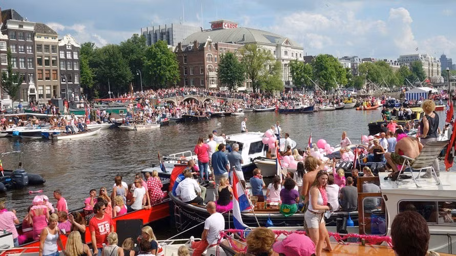 Cả chục nghìn người tham dự lễ hội trong những bộ cánh màu hồng và đỏ rực rỡ hoặc diện đồ được làm từ da. Buổi tối người ta cũng tổ chức hàng loạt các bữa tiệc và lễ hội đường phố khác.