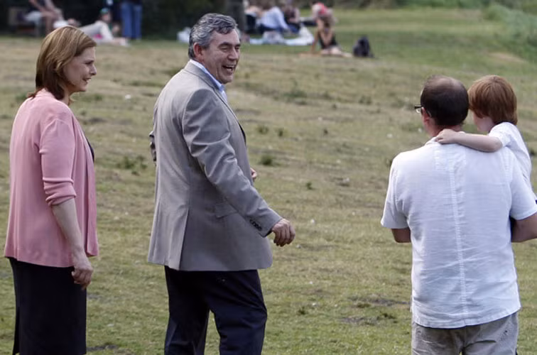 Cựu Thủ tướng nước Anh Gordon Brown đi nghỉ cùng vợ và con trai tại vùng nông thôn tuyệt đẹp và yên bình Lake District, Anh.