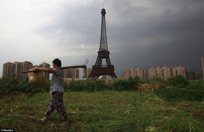 Được thiết kế mô phỏng thủ đô Paris hoa lệ nhưng bao quanh Tianducheng vẫn là những khu đất canh tác của nông dân nghèo cùng những con đường đất của vùng nông thôn chưa theo kịp quá trình đô thị hóa.