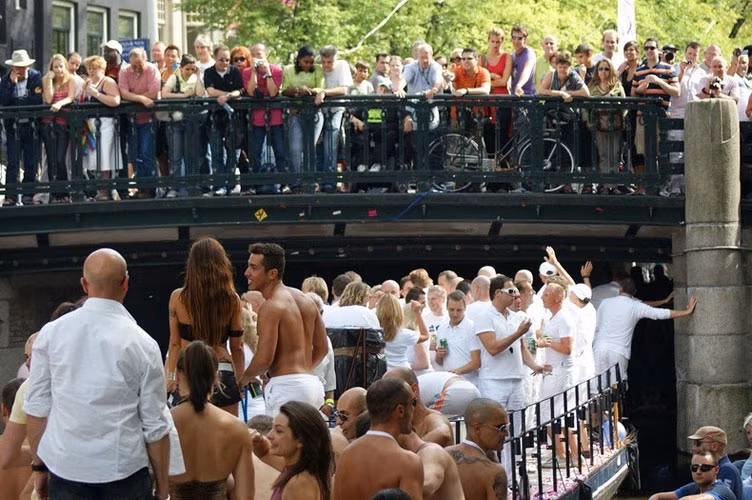 Trong đó, phần thu hút nhất là cuộc diễu hành qua con kênh Amsterdam nổi tiếng. Sự kiện diễn ra vào 2 ngày cuối tuần với cuộc diễn hành thông quan kênh Amsterda diễn ra vào thứ 7.