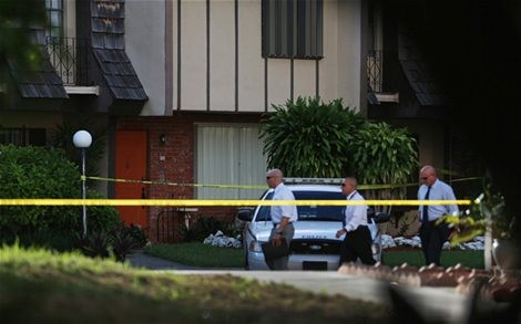 Các nhà điều tra có mặt ở phía trước ngôi nhà của nghi phạm giết vợ dã man rồi tung ảnh lên Facebook.