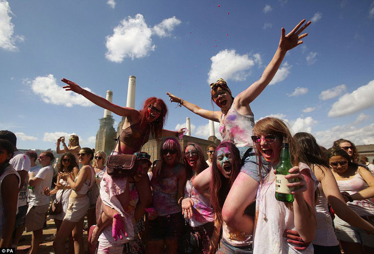 Sau khi ném bột màu thỏa thích, gương mặt và quần áo các cô gái London đều nhuộm màu bảy sắc cầu vồng.