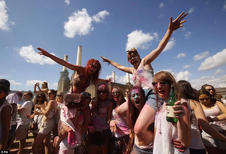 Sau khi ném bột màu thỏa thích, gương mặt và quần áo các cô gái London đều nhuộm màu bảy sắc cầu vồng.