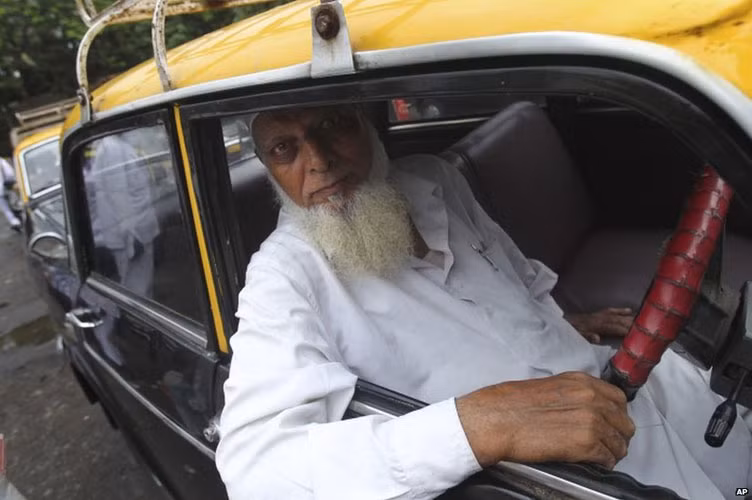 Giới chức Mumbai cho biết, các xe taxi cổ đã lỗi thời và xả nhiều khói gây ô nhiễm môi trường. Do đó, việc thay thế chúng bằng những chiếc xe mới là cần thiết và hợp lý.