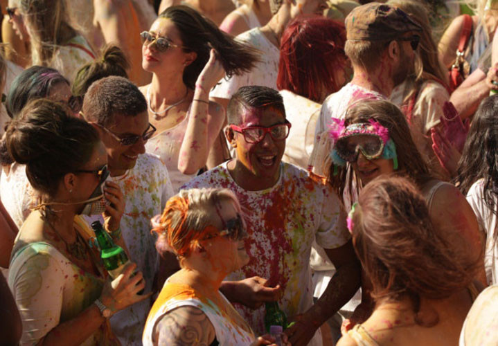 Mọi người tham gia lễ hội để tìm kiếm niềm vui.