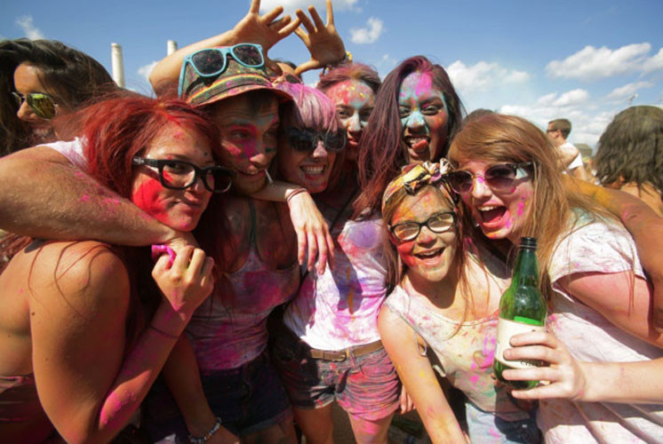 Các cô gái London vẫn xinh đẹp rạng rỡ dù khắp người lem luốc bột màu.