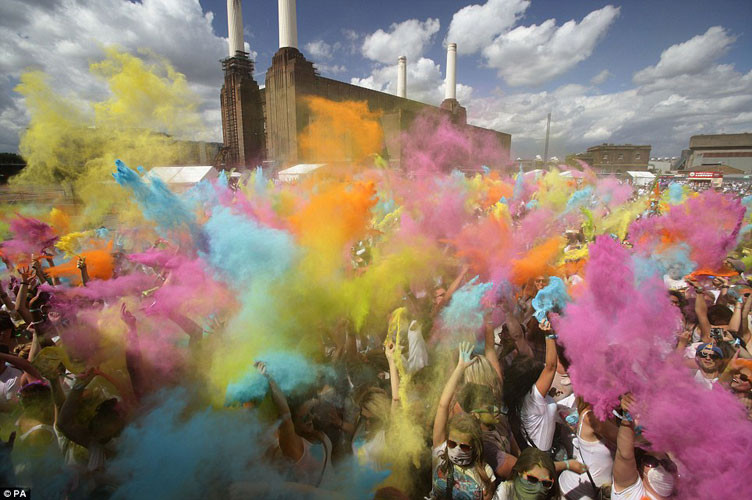 Những người tham gia lễ hội sắc màu đồng loạt tung các gói bột sặc sỡ màu sắc lên không khí, hoặc ném vào nhau, tạo nên một bầu không khí bảy sắc cầu vồng.