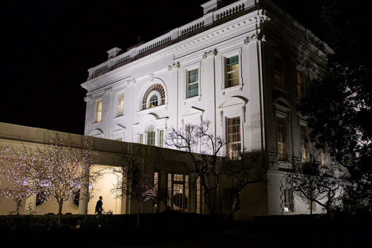 Tổng thống Barack Obama đi dọc theo hành lang Nhà Trắng ngày 12/12/2012.