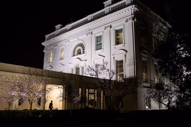 Tổng thống Barack Obama đi dọc theo hành lang Nhà Trắng ngày 12/12/2012.