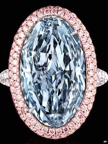 Triễn lãm nữ trang quy mô được tổ chức với sự tài trợ của tỷ phú Israel Lev Leviev.