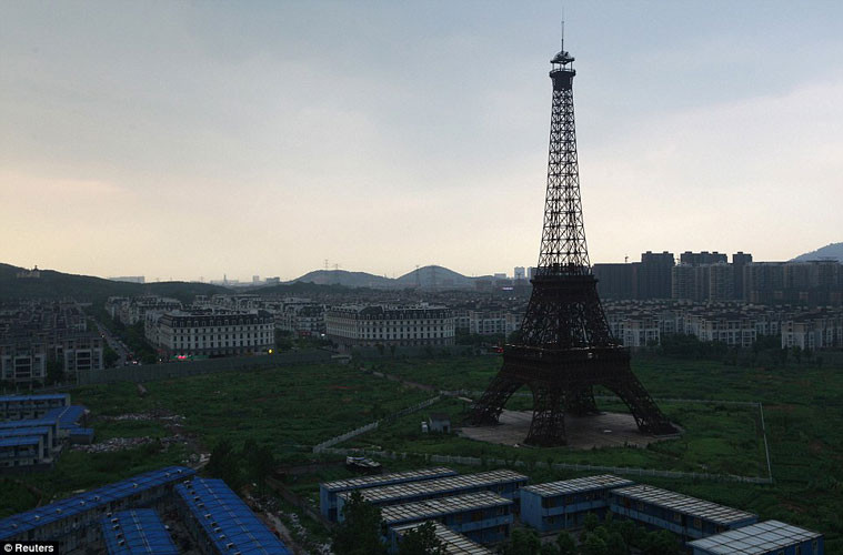 Phiên bản Paris thu nhỏ trong lòng Trung Quốc được xây dựng năm 2007 với điểm nhấn là tháp Eiffel nổi tiếng cao 108m đến nay vẫn chưa hoàn chỉnh hoàn toàn.