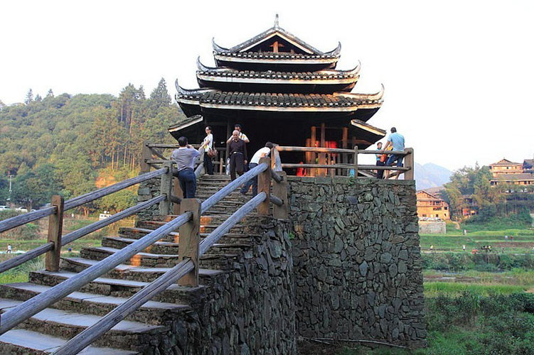 Trong những ngày mưa gió, những cây cầu gỗ này trở thành điểm hẹn lý tưởng để người dân địa phương gặp gỡ, giao lưu, trò chuyện, ngắm cảnh và thậm chí tổ chức các trò chơi giải trí.