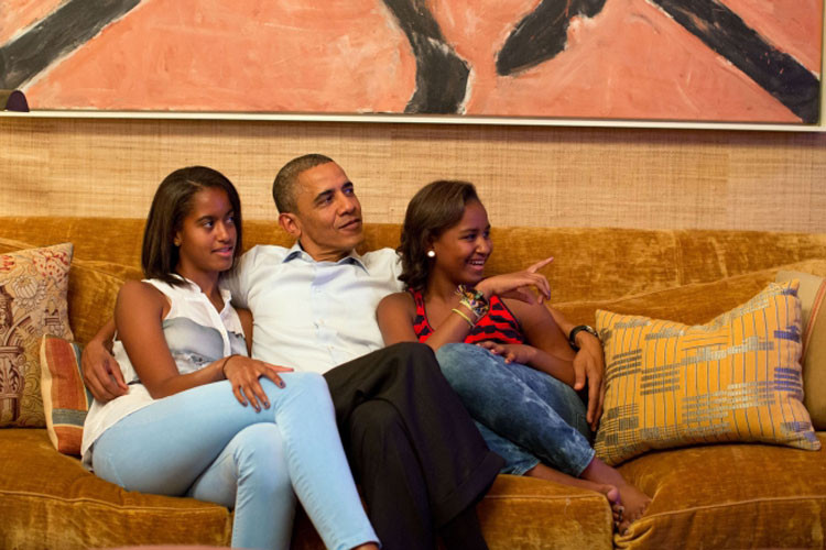 Tổng thống Barack Obama và 2 cô con gái cưng, Malia (trái) và Sasha cùng ngồi xem truyền hình ngày 4/9/2012.