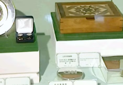 Một số món quà trong số núi quà tặng mà các nhà lãnh đạo Triều Tiên nhận được, được trưng bày ở một tòa nhà rộng ở Hyangsan.