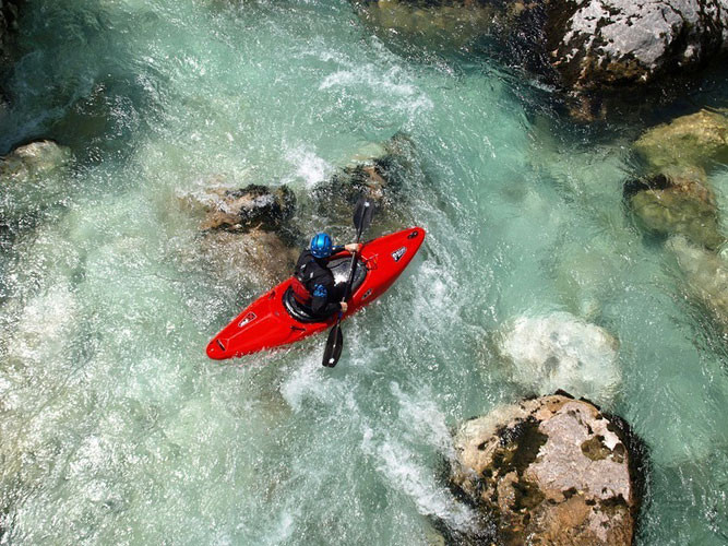 Một du khách chèo thuyền vượt thác ghềnh trên sông Soca.