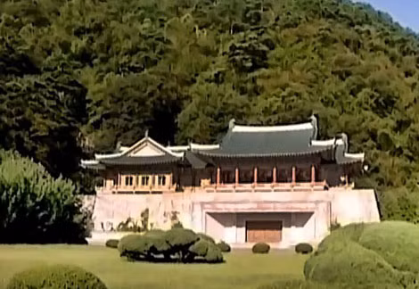 Bên ngoài Nhà Triển lãm tình hữu nghị quốc tế dùng để trưng bày tất thảy hàng trăm nghìn quà tặng dành cho các nhà lãnh đạo Triều Tiên.