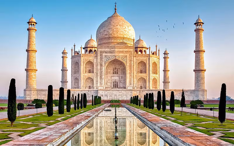 Taj Arabia - năm ngoái, Dubai công bố kế hoạch hàng trăm tỷ USD để xây dựng bản sao đền Taj Mahal nổi tiếng của Ấn Độ, tượng trưng cho tình yêu bất diệt. Taj Arabia sẽ lớn hơn gấp 4 lần đền Taj Mahal, dự kiến bao gồm một trung tâm mua sắm, 300 phòng khách sạn năm sao, khối căn hộ dịch vụ và chuỗi cửa hàng áo cưới.