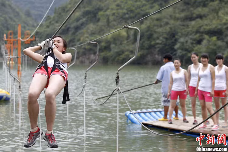 Ngay sau khi được thành lập, các cô gái trẻ tham gia khóa đào tạo cứu hộ ở hẻm núi Yuxi, tỉnh Hà Nam.