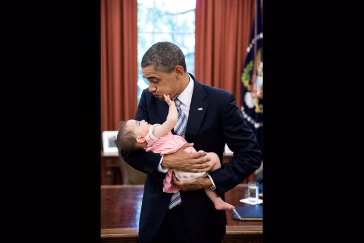 Tổng thống Barack Obama bế bé Talia Neufeld 6 tháng tuổi, con gái của một phụ tá tên là Adam Neufeld tại Phòng Bầu dục ngày 14/6/2013.