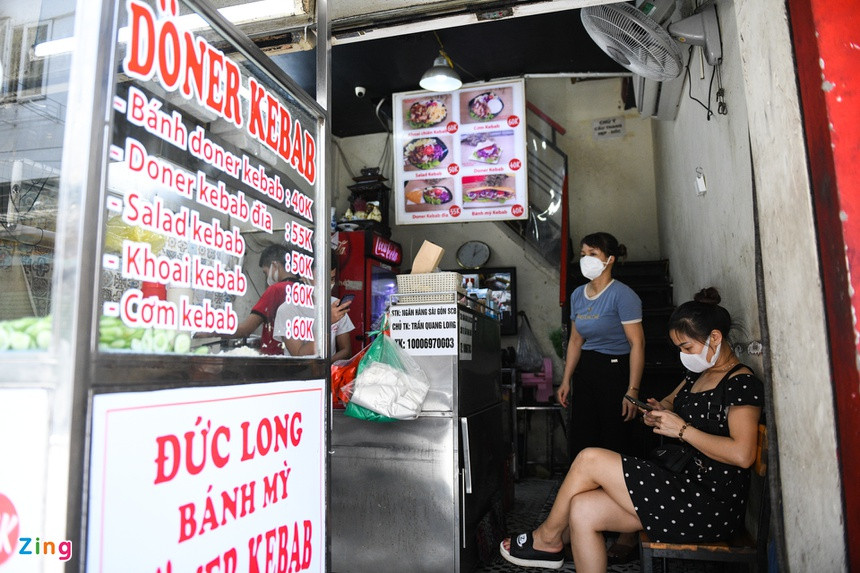 Bánh mì Đức Long là một trong những địa chỉ bán doner kebap có tiếng nhất nhì Hà Nội, lại nằm ngay trên khu phố cổ, do đó, vào ngày thường, lượng người đến thưởng thức rất đông. Quán đã kê thêm bàn ghế để cho khách đến ăn tại chỗ. Tuy nhiên, do ảnh hưởng của dịch bệnh, vào khung giờ cao điểm 12h trưa hiện nay, cửa hàng cũng đìu hiu. "Không có khách Tây, doanh thu của chúng tôi giảm mất một nửa", chị Lành chủ tiệm chia sẻ.