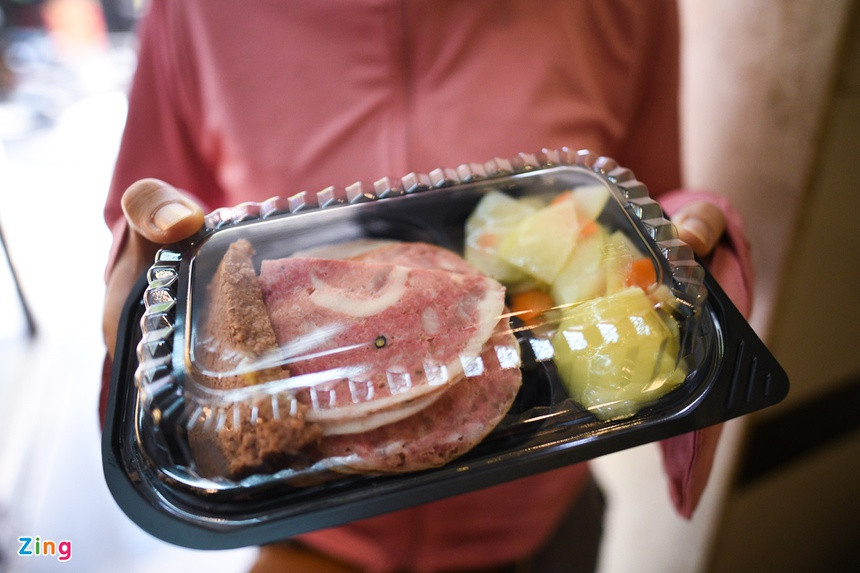 Ngoài bán bánh mì, cửa hàng Nguyên Sinh còn có thêm các loại xúc xích, thịt nguội, jambon, chân giò... bán riêng để tăng sự phong phú cho thực đơn của quán.