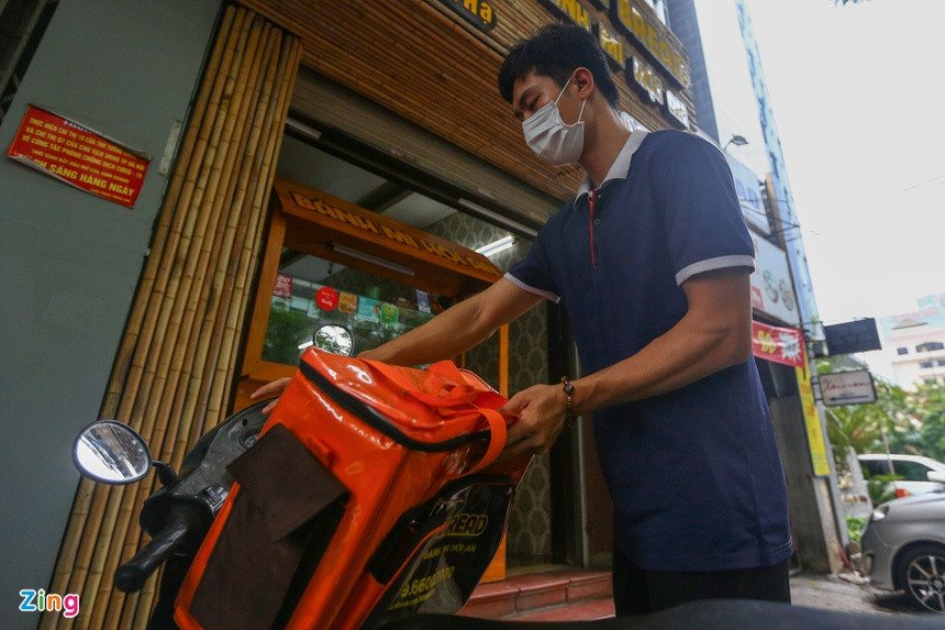 Khi có khách gọi trực tiếp tới cửa hàng đặt bánh mì, nhân viên sẽ giao tới tận nơi. Trong những ngày dịch, hầu hết khách đều đặt qua ứng dụng để được nhận ưu đãi.