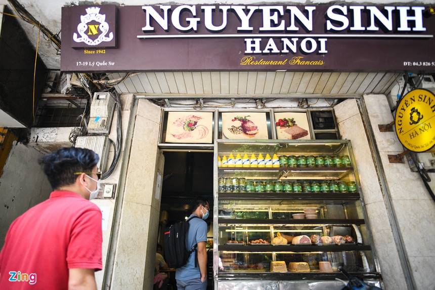 Tiệm bánh mì Nguyên Sinh được mở từ năm 1942, là một trong những cửa hàng bánh mì đầu tiên mở ra ở Hà Nội. Tại đây, lượng khách quen vẫn duy trì đến mua hàng đều đặn, chủ yếu vào buổi trưa từ 10h đến 13h.