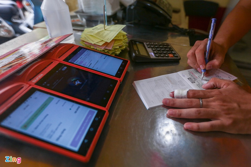 “Khung giờ sáng 7h30-8h và khung giờ trưa 11h30-12h là hai khoảng thời gian quán được nhiều đơn nhất. Các đơn hàng chủ yếu đặt qua ứng dụng giao hàng. Bên tôi cũng áp dụng nhiều ưu đãi hơn để kích cầu mua hàng, chấp nhận doanh thu ít nhưng giữ được khách”, anh Phạm Minh Hiếu, quản lý cửa hàng chia sẻ.