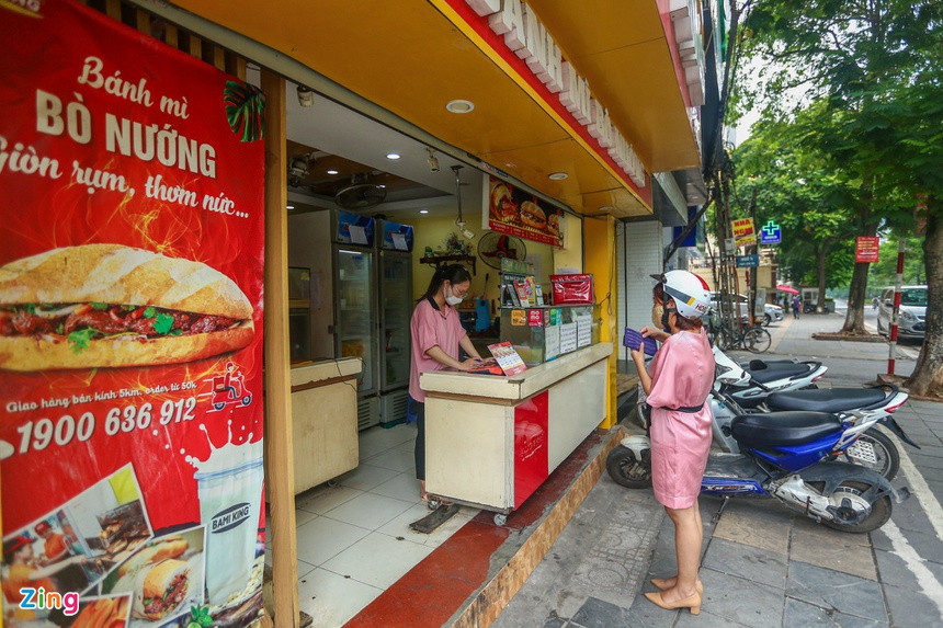 Tại một cửa hàng thuộc chuỗi bánh mì bò nướng Bami King trước dịch doanh thu mỗi ngày khoảng 9-10 triệu đồng, nay giảm 25-30%, chỉ còn khoảng 6-7 triệu. Shipper tới lấy hàng túc tắc, không đều như trước.