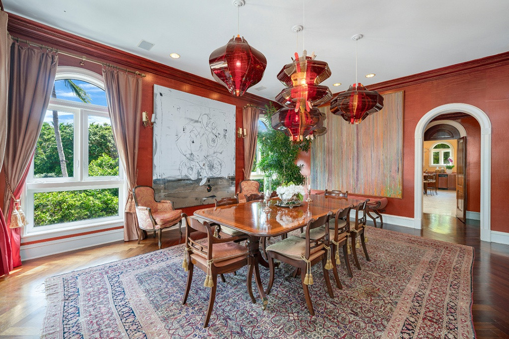 Phòng ăn ấm cúng, có điểm nhấn là chiếc đèn chùm cầu kỳ.