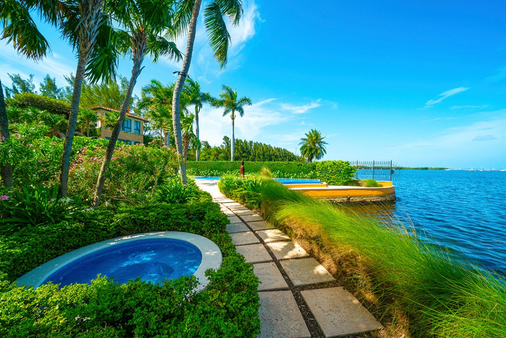 Các tiện nghi ngoài trời bao gồm hồ bơi, bồn ngâm nước nóng, và khu vực ăn uống, ngắm cảnh.