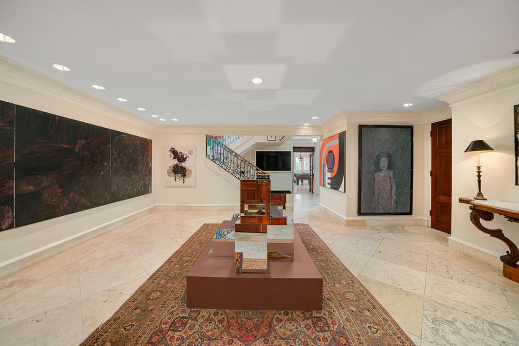 Tiền sảnh rộng và được trang trí với nhiều tác phẩm nghệ thuật.