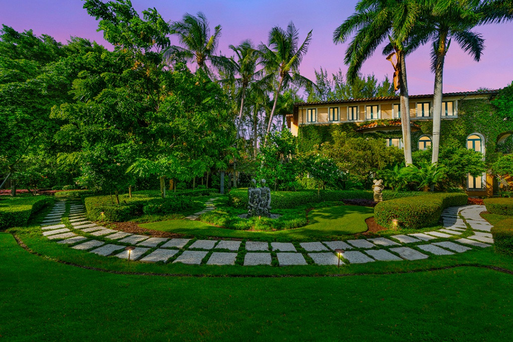 Khu vườn của bất động sản này được trang trí với những bức tượng độc đáo.