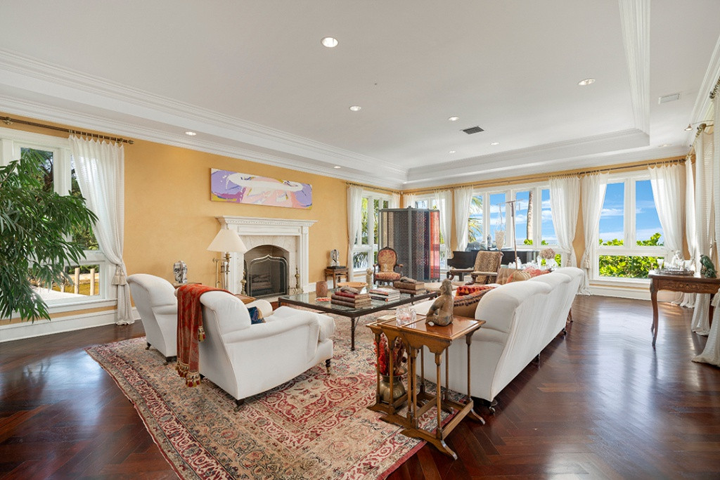 Phòng khách mang phong cách cổ điển. Nhưng ô cửa sổ đem đến ánh sáng và cảnh sắc thiên nhiên.