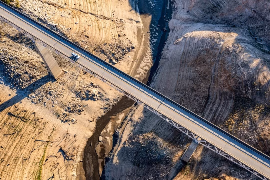 Chuyên gia Jeffrey Mount từ Trung tâm Chính sách Nguồn nước California kêu gọi “mọi người nên quan tâm” đến điều đang xảy ra. “Mực nước trong hồ ở mức thấp kỷ lục”, ông Mount nói. “Ngay cả ngọn núi cũng khô kiệt”. Ảnh: Los Angeles Times.