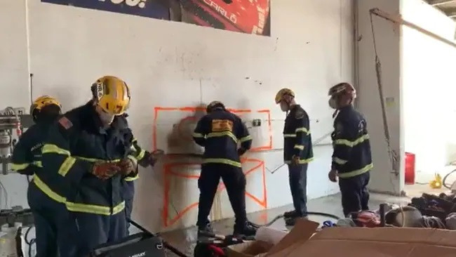 Nghe tieng khoc tu buc tuong, phat hien canh tuong oai oam giua khe hep chua den 30cm-Hinh-3