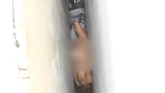 Nghe tieng khoc tu buc tuong, phat hien canh tuong oai oam giua khe hep chua den 30cm-Hinh-2