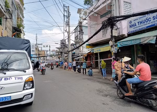 Doi nang xep hang ca tieng cho vao sieu thi, cua hang thuc pham o TP.HCM-Hinh-11