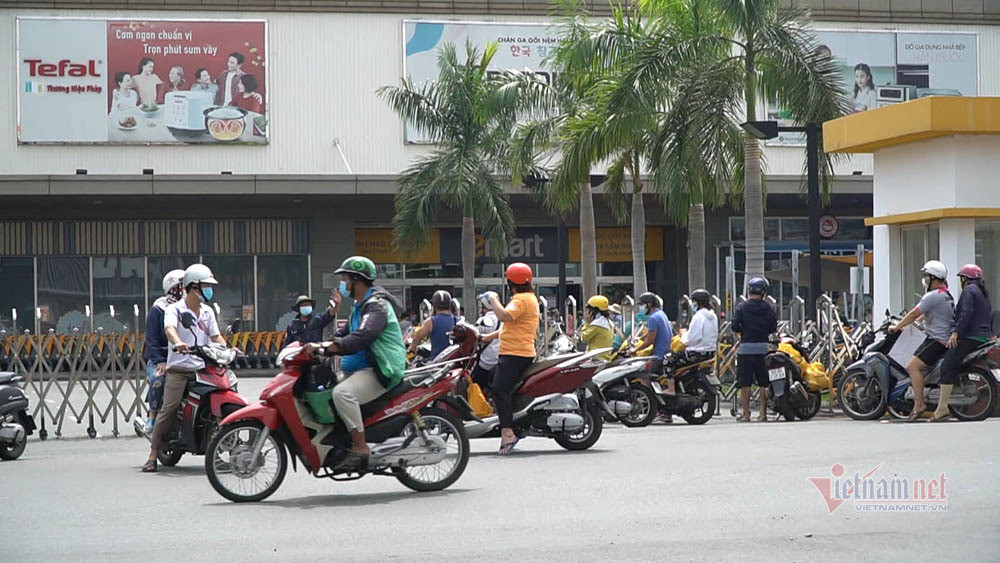 Doi nang xep hang ca tieng cho vao sieu thi, cua hang thuc pham o TP.HCM-Hinh-17