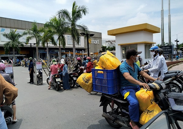 Doi nang xep hang ca tieng cho vao sieu thi, cua hang thuc pham o TP.HCM-Hinh-16