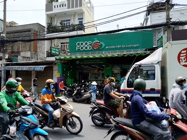 Doi nang xep hang ca tieng cho vao sieu thi, cua hang thuc pham o TP.HCM-Hinh-12