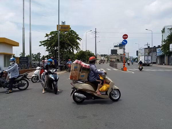 Doi nang xep hang ca tieng cho vao sieu thi, cua hang thuc pham o TP.HCM-Hinh-15