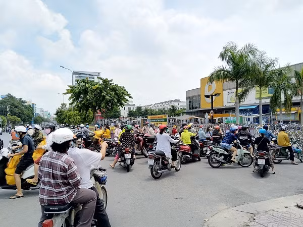 Doi nang xep hang ca tieng cho vao sieu thi, cua hang thuc pham o TP.HCM-Hinh-13