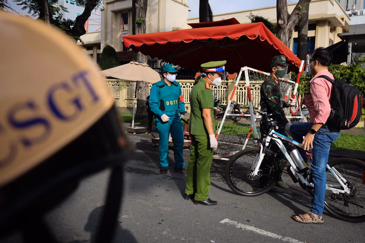 Nguoi dan TP HCM di tiem vaccine tu 23/8 nhu the nao?