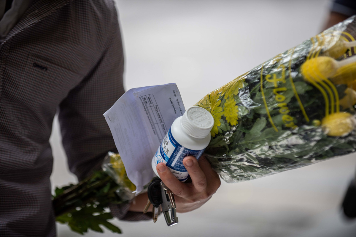 Ông Hùng đưa cho tổ công tác xem lọ thuốc. Nhưng khi kiểm tra, lực lượng chức năng phát hiện lọ này trống, không có viên thuốc nào.