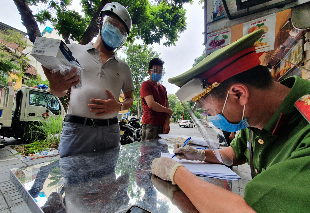 "Cả đêm qua tôi tiêu chảy đau bụng, sáng nay không chịu được phải đi mua thuốc uống. Vội quá không mang giấy tờ gì", anh Tú phân trần. Sau khi xem xét và kiểm tra được loại thuốc mà anh Tú mua đúng là để chữa bệnh tiêu hóa, tổ công tác cho người đàn ông này tiếp tục lưu thông và nhắc nhở lần sau phải có đủ giấy tờ theo quy định.