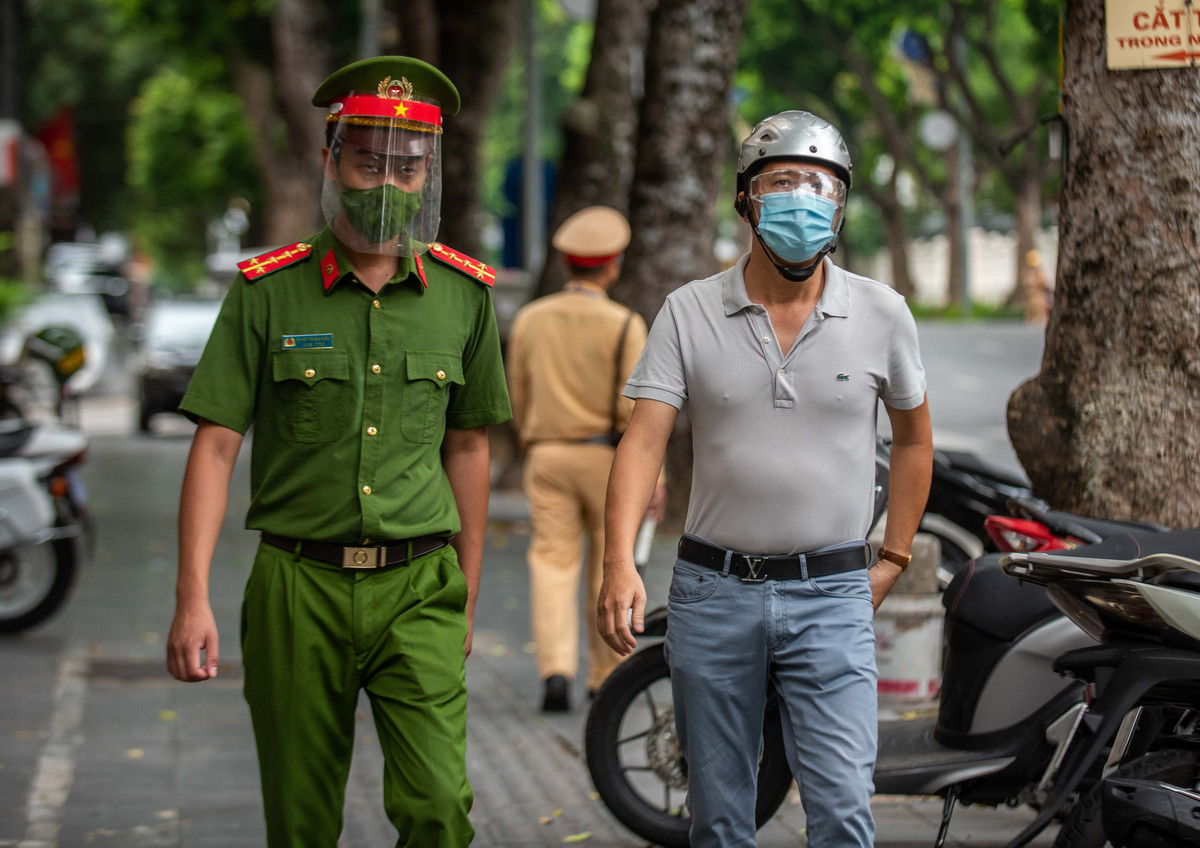 Tương tự với ông Hùng, anh Vũ Ngọc Tú (áo xám) cũng lưu thông nhưng không có giấy đi đường. Anh này cũng trình bày là đang đi mua thuốc.